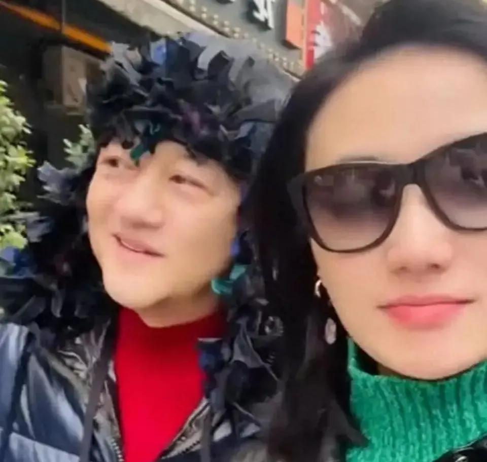 李亚鹏陪伴比其小19岁的妻子回到了四川老家过年，两人形影不离，恩爱有加。在四川，