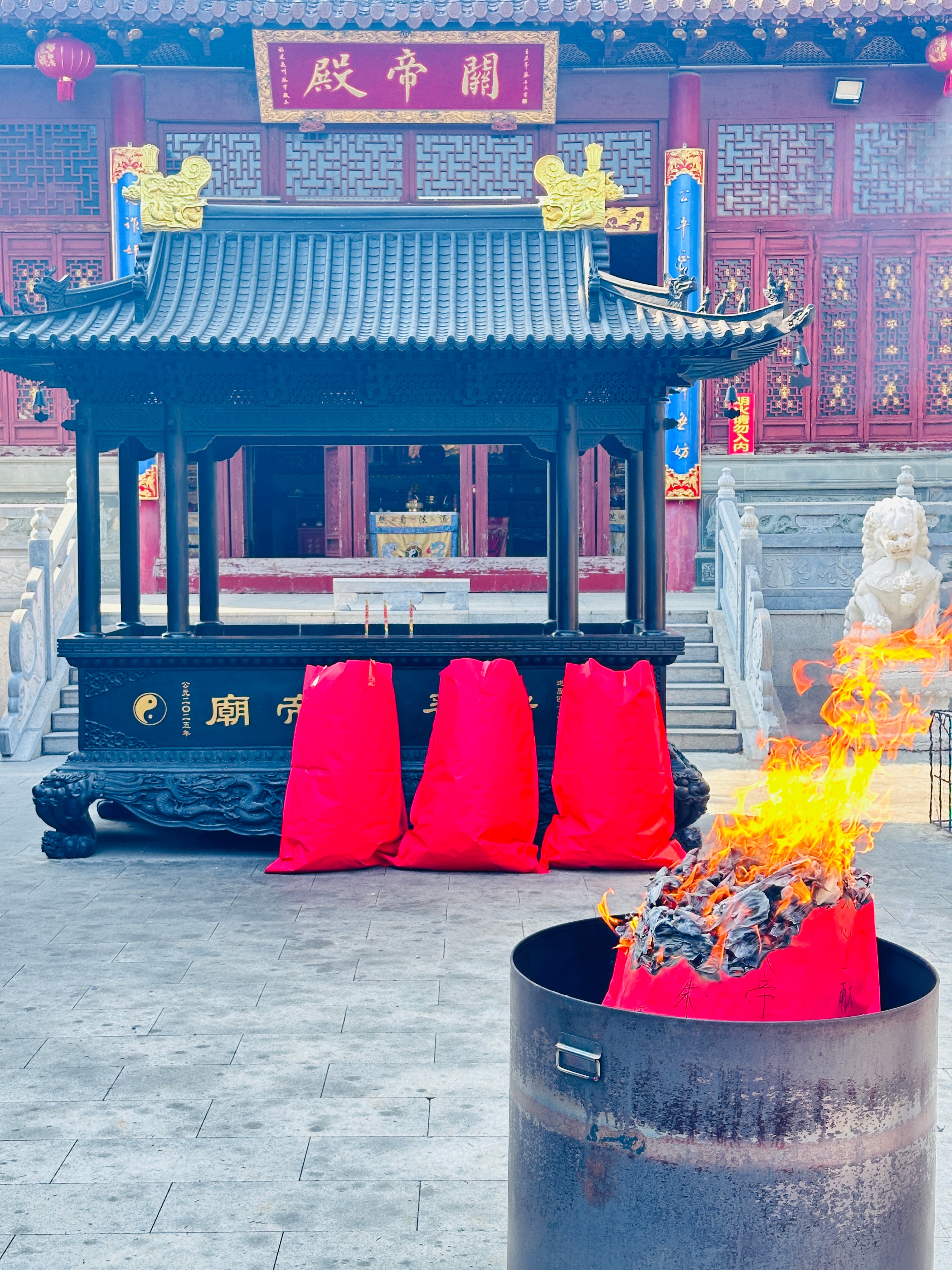 祭祀以火为媒介“1个月”，已完成第五天…..传递供养与心意的仪式。它不是简单“烧