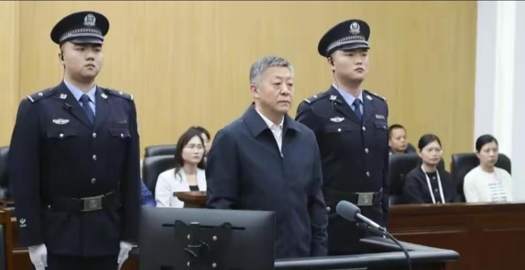 大鱼来了！杜兆才受审，有球迷现场见证，涉案4341万，仅李铁1/3近期国内足坛反