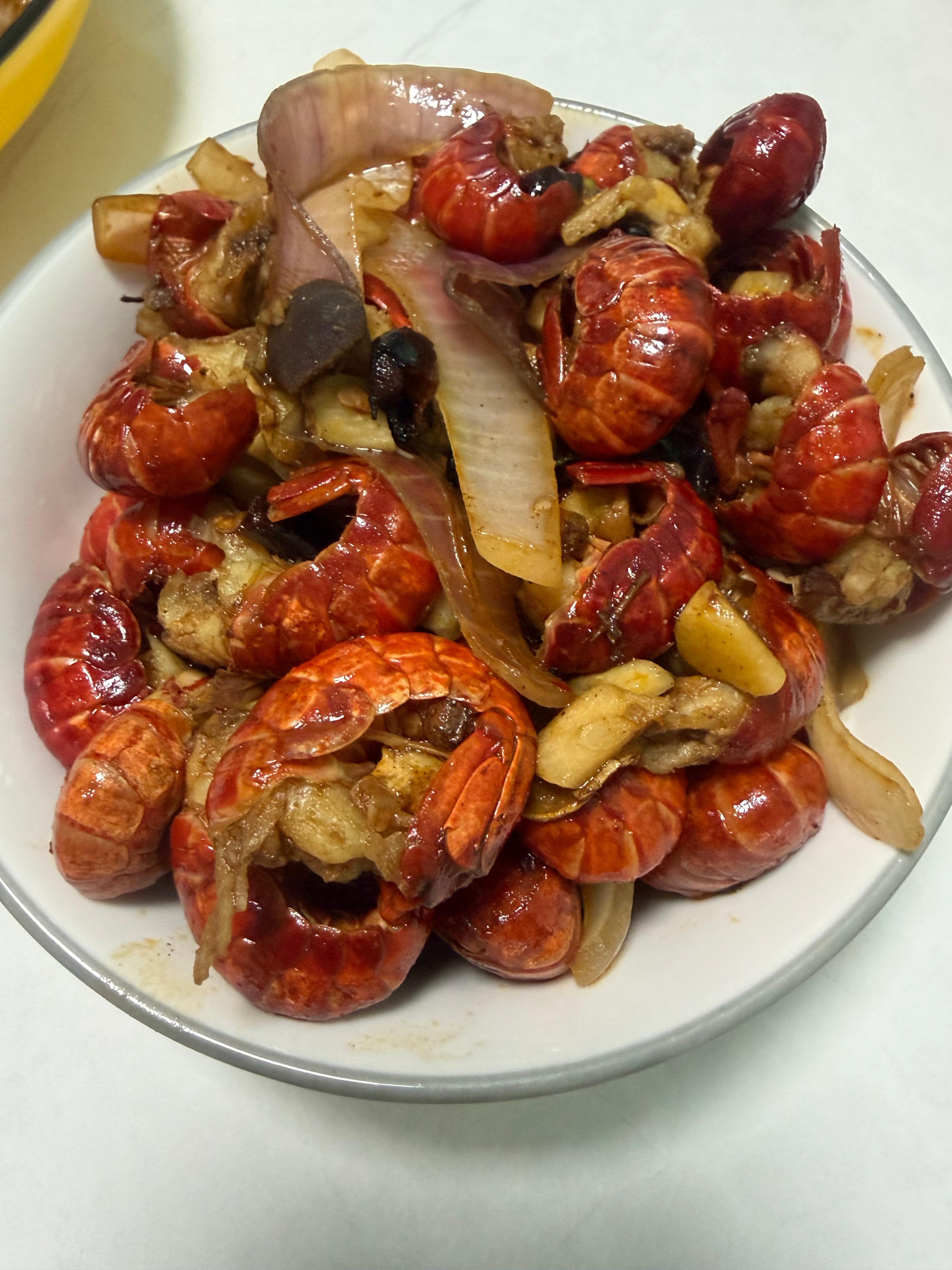 今日亲自下厨[笑哈哈]还不错哦，麻辣虾尾，辣椒洋葱炒焖子 ​​​