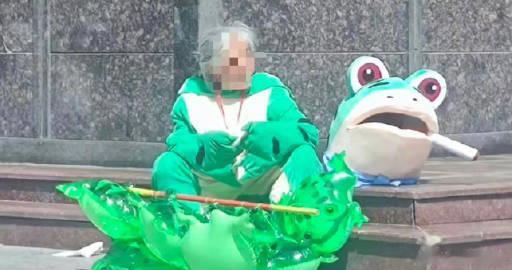  最近确实还挺常在路上看到这个青蛙装扮的，但是确实下意识都觉得里面是年轻人，没想