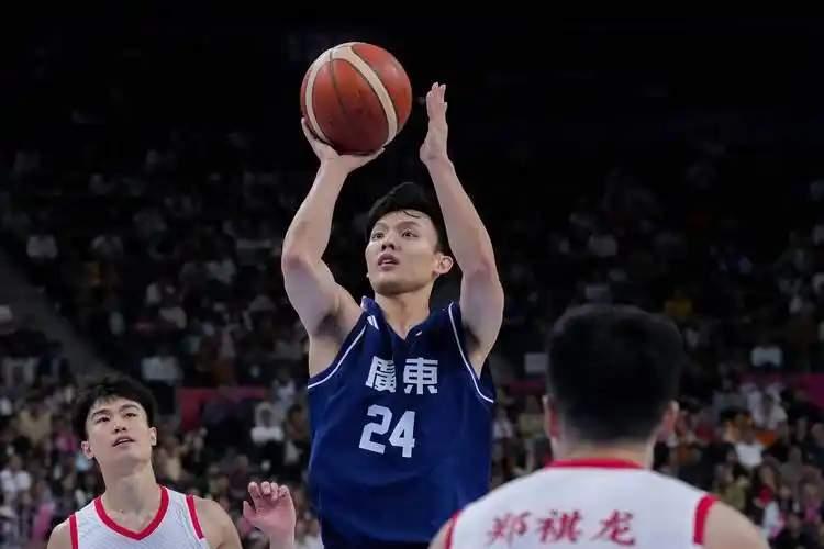 不得不说，北控男篮这招损啊，明知广东宏远不会卖徐杰，因为徐杰是广东男篮票房保证，
