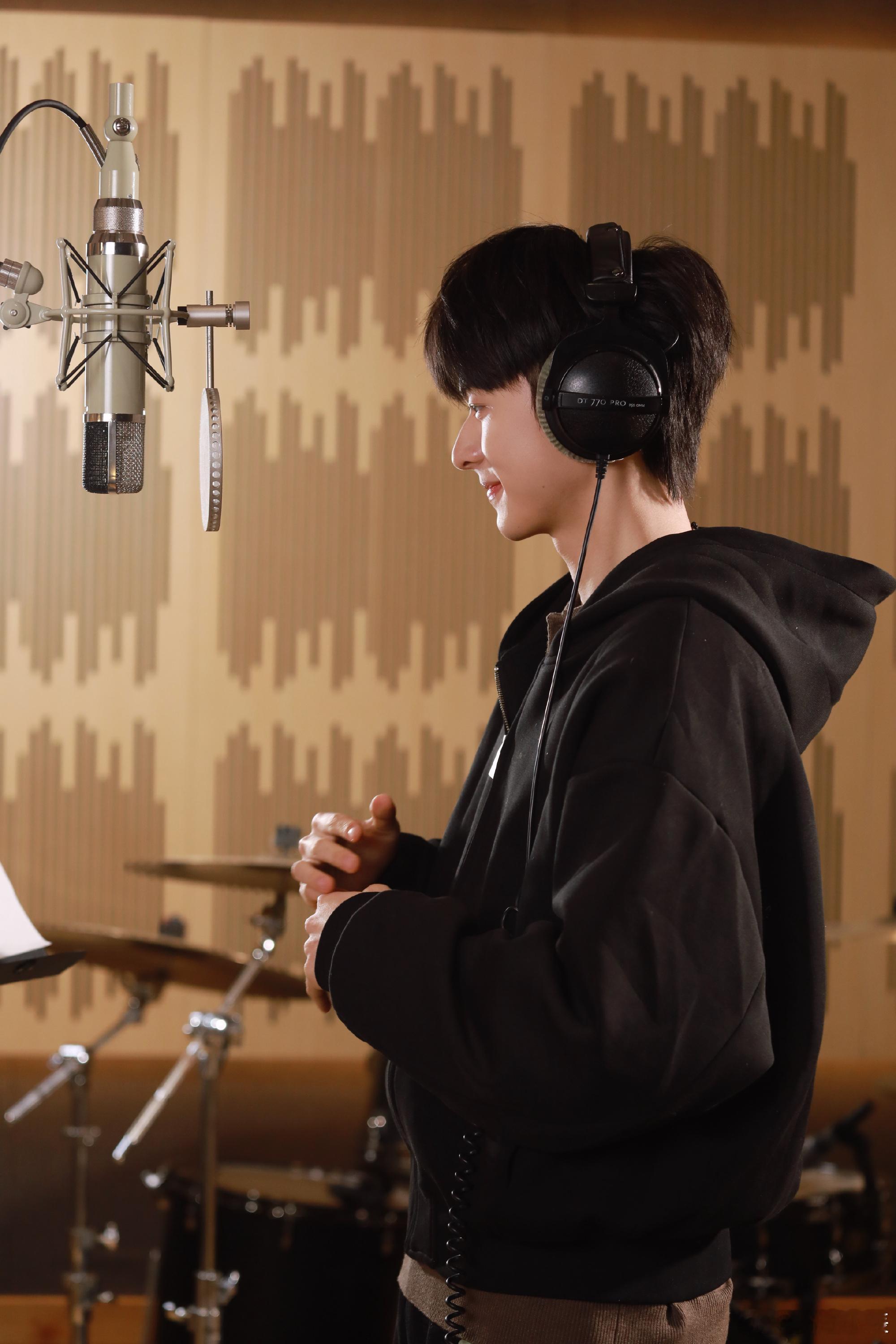 陈添祥陈添祥送完礼物霸总滤镜碎了 随橙香剧外比剧里甜！陈添祥送礼物推着大车小跑，