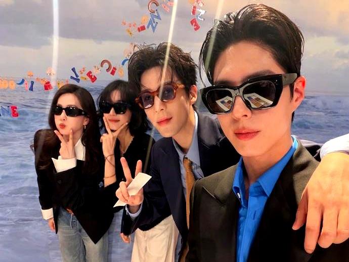 明星凑一块儿自拍能有多欢乐？
朴宝剑晒合照这事儿直接让我笑出声！
他跟刘诗诗、孙