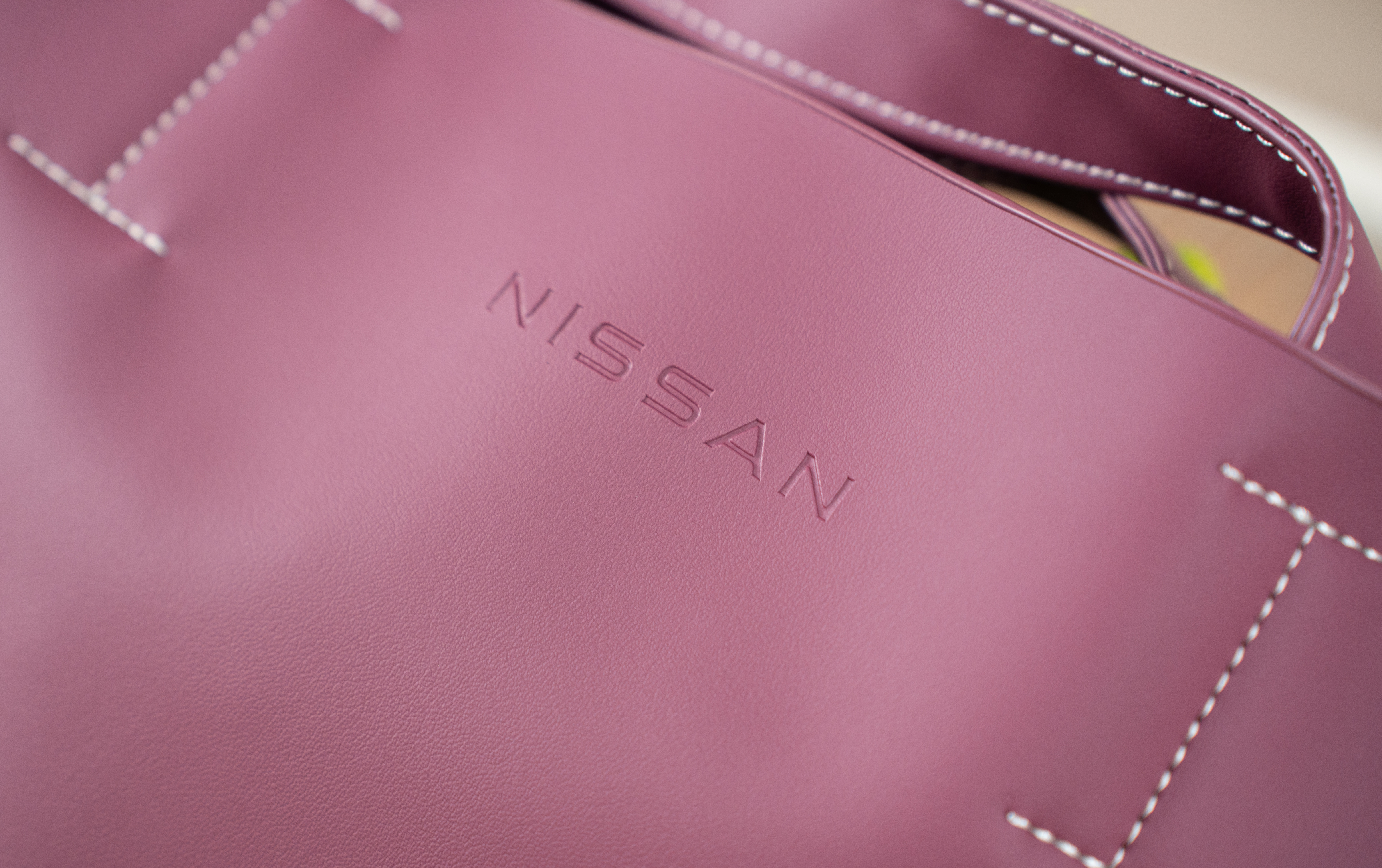 东风日产N6内饰的同款配色的托特包，这质感，摸得到的高级~日常通勤、购物带着它，