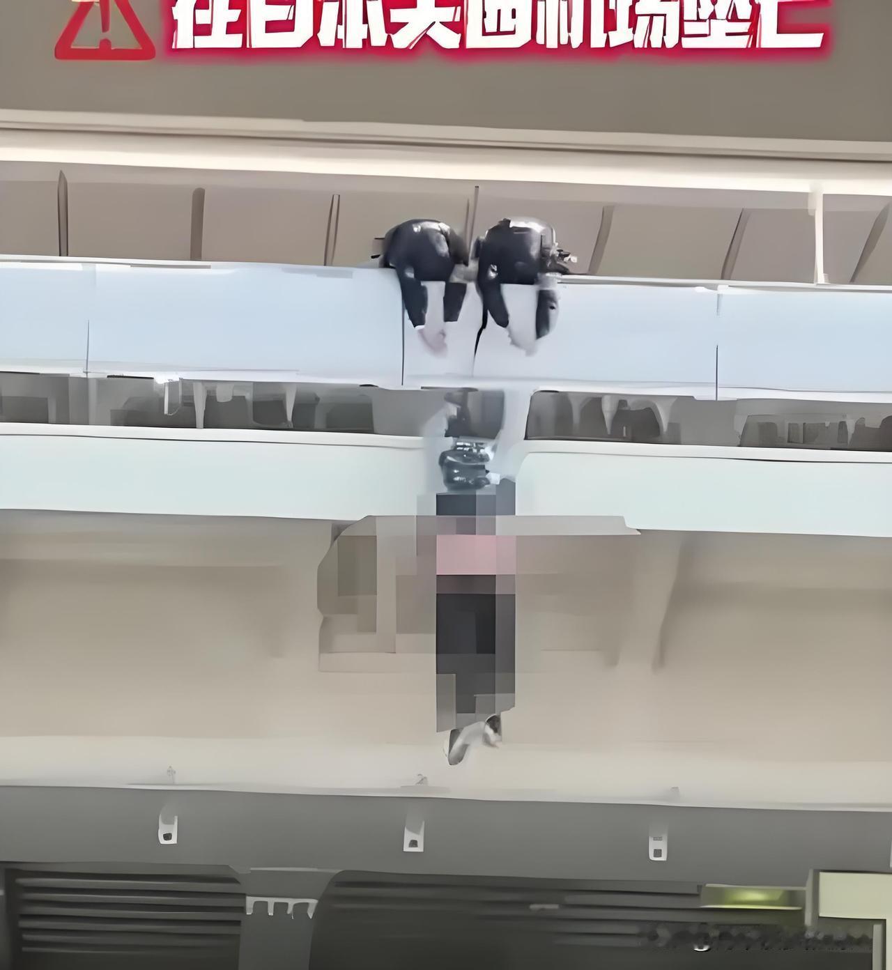 25号下午，日本关西机场发生一起悲剧，一名20多岁东方大国小伙不幸坠落身亡，同行