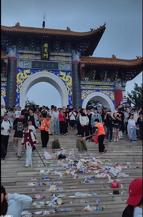 天下事：
赢了就是输了，输了也就是赢了！赢输不在乎你我，在乎天下民心！