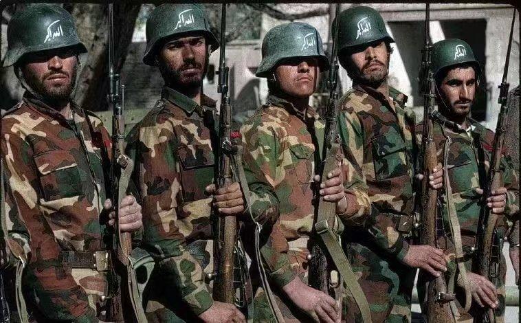 1994年的阿富汗仪仗队，德国钢盔配合苏联莫辛纳甘步枪，希特勒和斯大林来了都要问