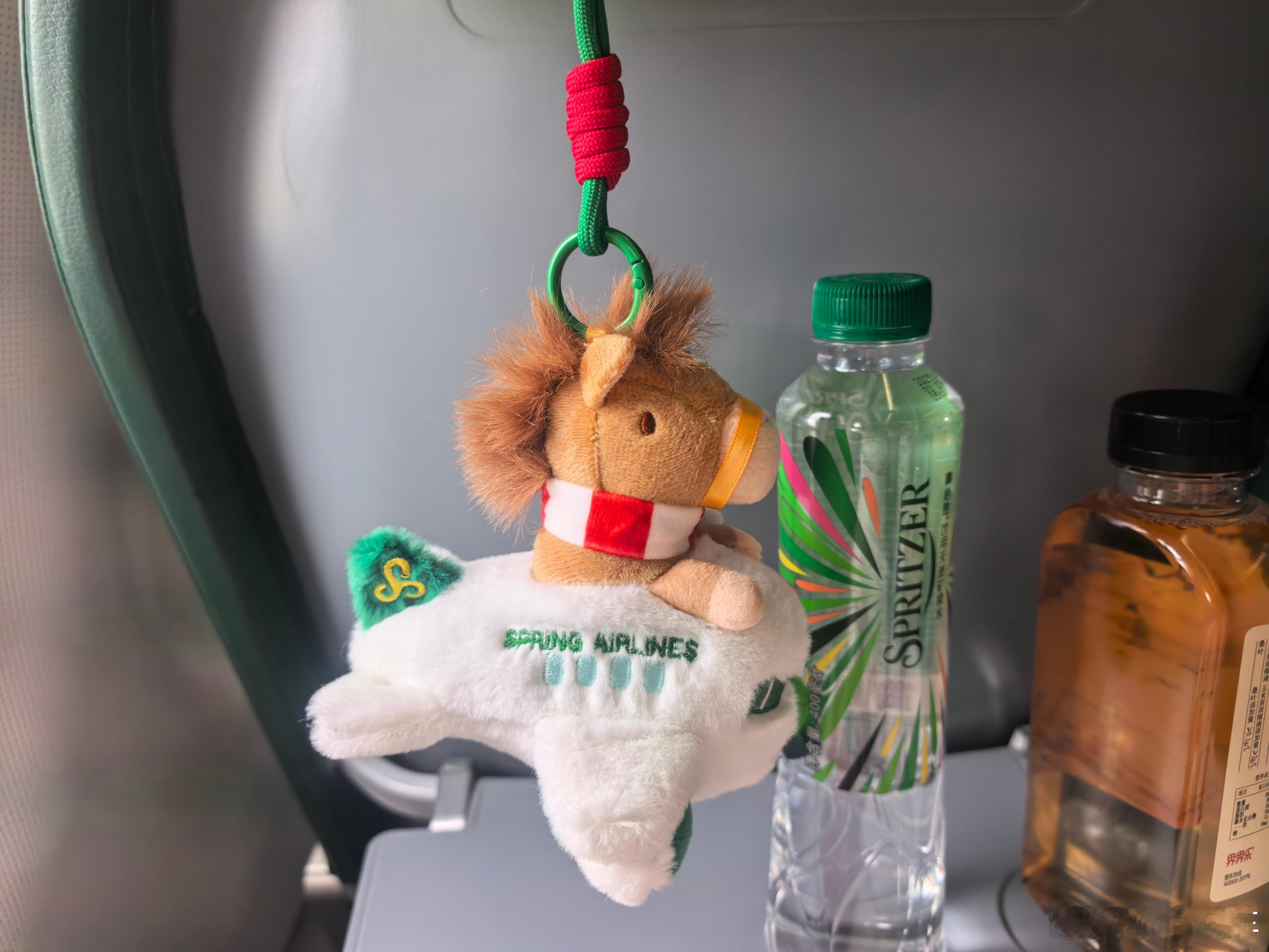 飞长白山坐春秋航空上来就消费 69 元💰“马上起飞”小挂件“事必胜”矿泉水都是