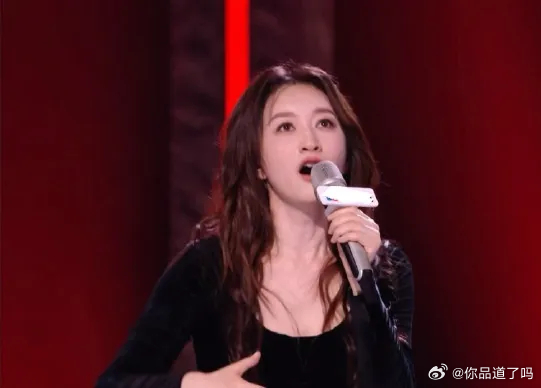 李小冉在录制《浪姐》时一身全黑造型，又酷又有型，气场直接拉满。上身黑色绒面紧身衣