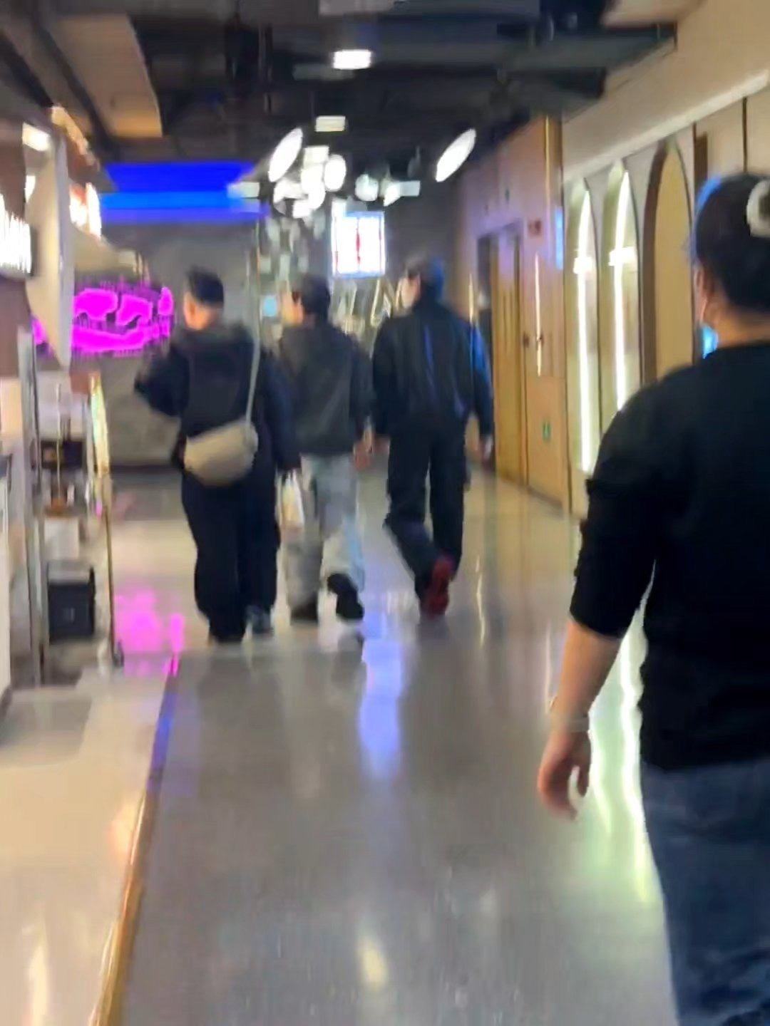 偶遇宋亚轩贺峻霖逛街北京偶遇宋亚轩贺峻霖有博主北京偶遇宋亚轩贺峻霖逛街！关系好好