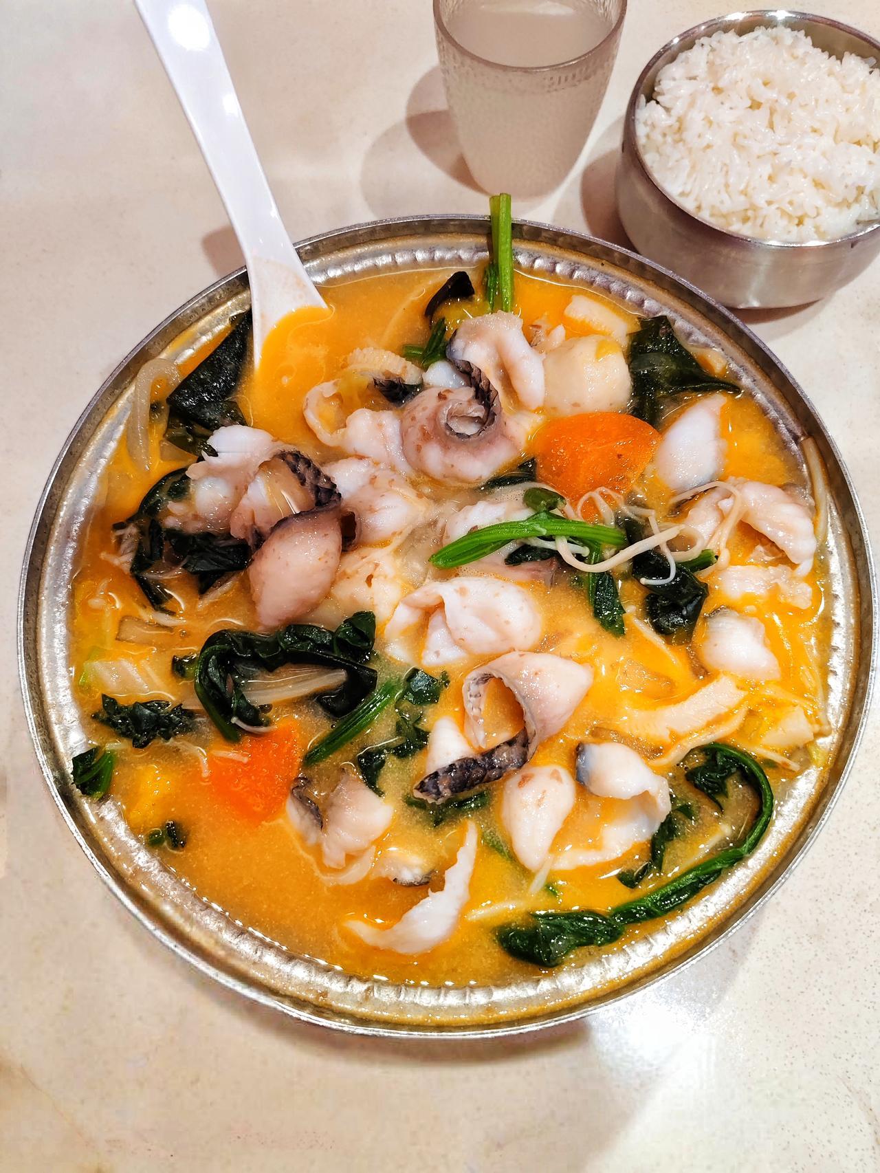 我的超值午餐——喜家德“鱼片蔬菜锅”，一碗米饭。自从那天在喜家德吃了一顿“蔬菜汤