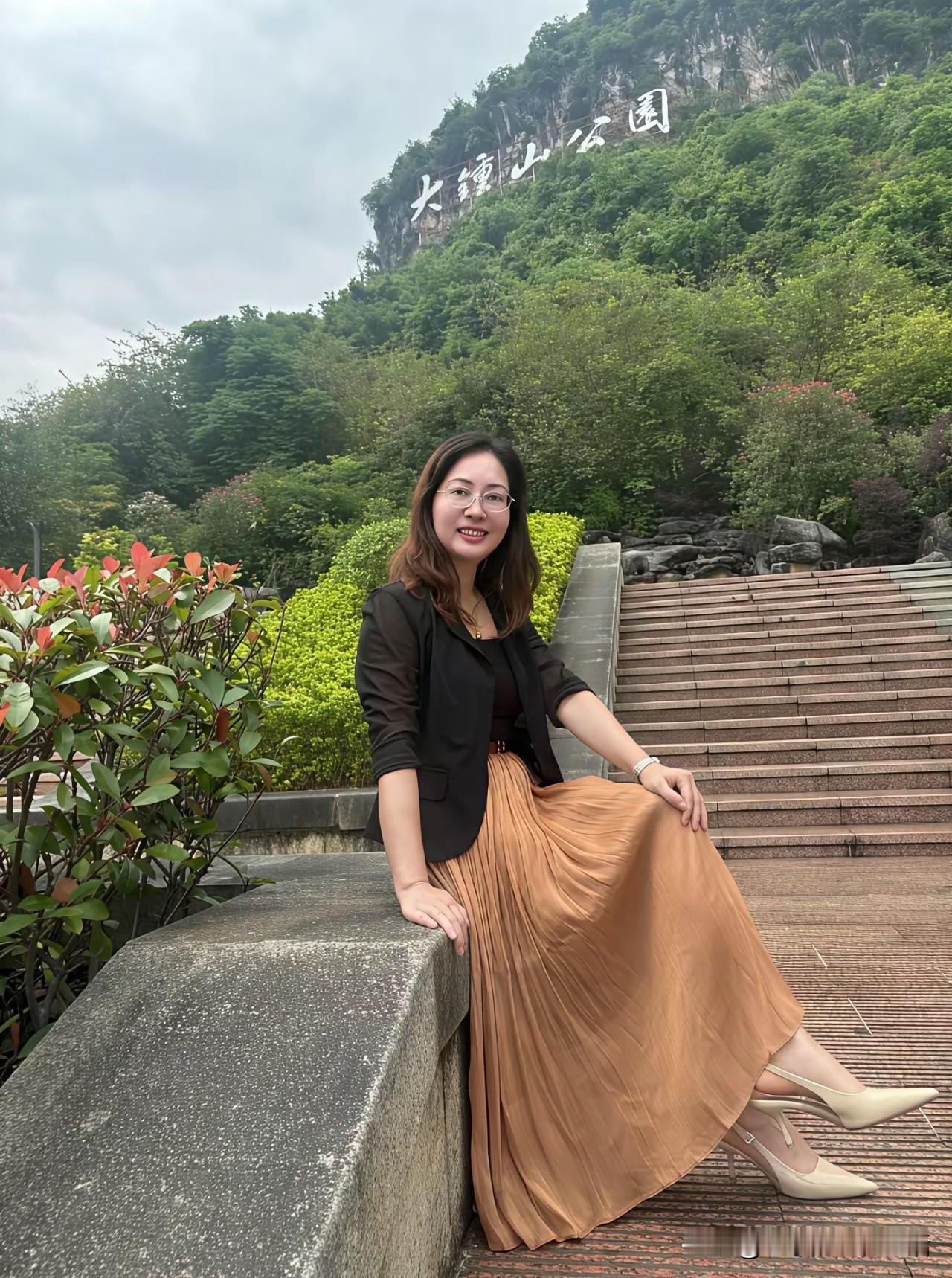 女人最好都带眼镜
为什么
给自己增添几分贵气
总的来说
带眼镜的女人都过得不差