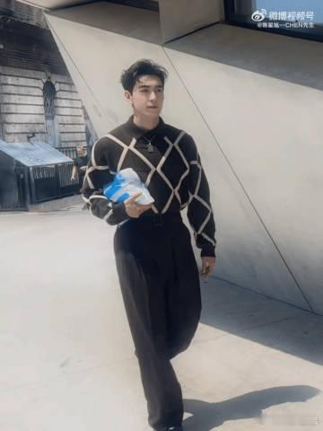 陈星旭穿秋衣拿冰袋走秀 陈星旭穿秋衣拿冰袋硬核走秀，完美诠释