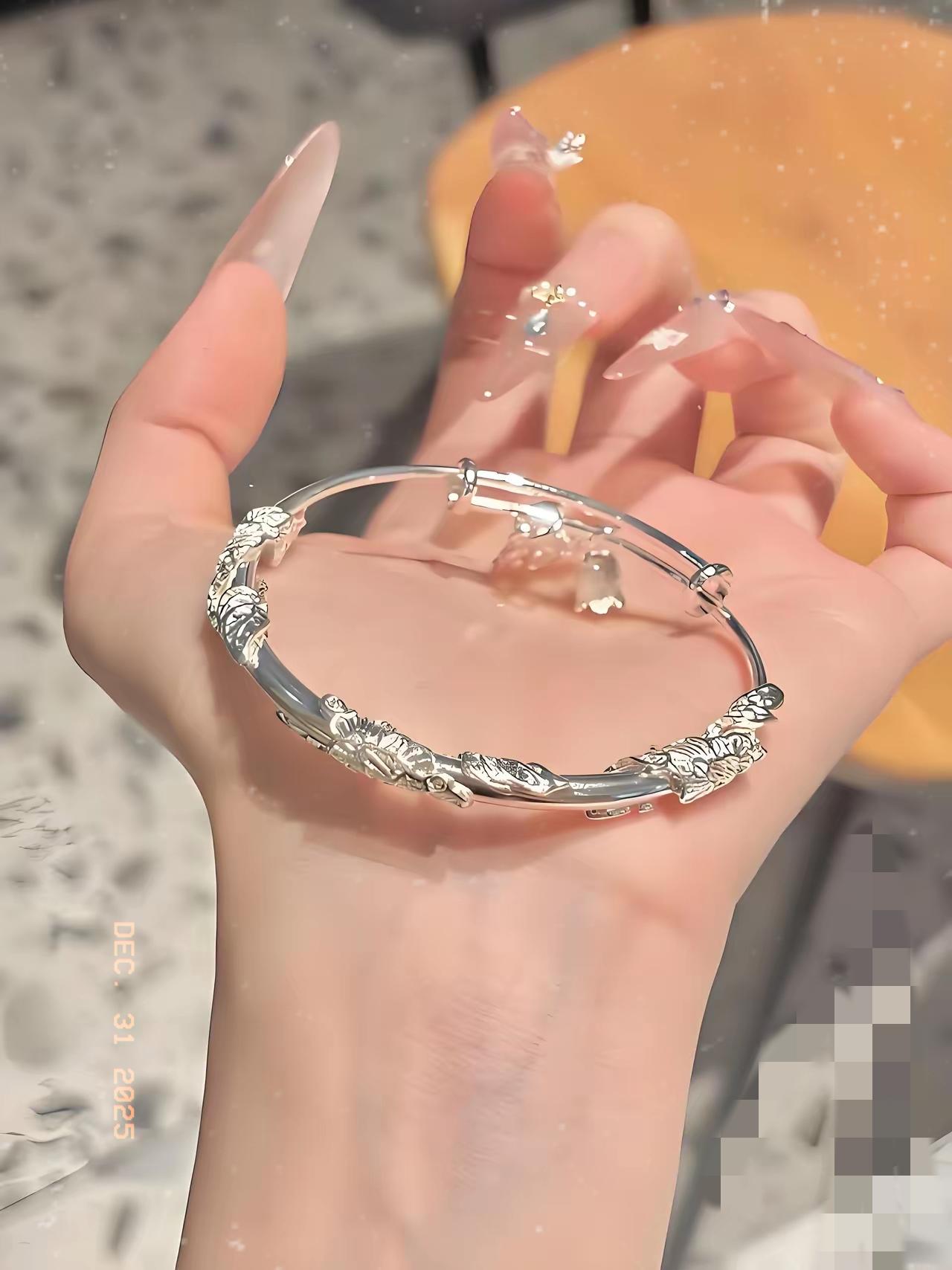 家人们谁懂啊！银镯子居然也能逆袭成“奢侈品”，一年时间直接翻倍涨也太夸张了！
 