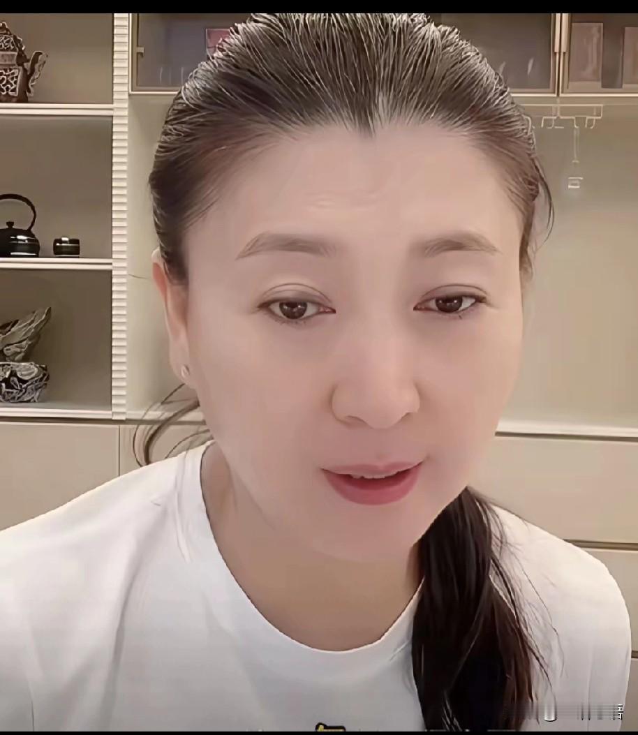 闫学晶现在的口气是真大，说儿子一年也就挣个几十万，根本不够花，她觉得儿子一家三口