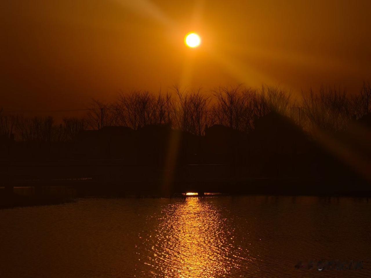 我爱上这尘世纷纷扰扰的相遇
爱上不停重复俗气又沉重的春天
爱上这承受一切，又粉碎