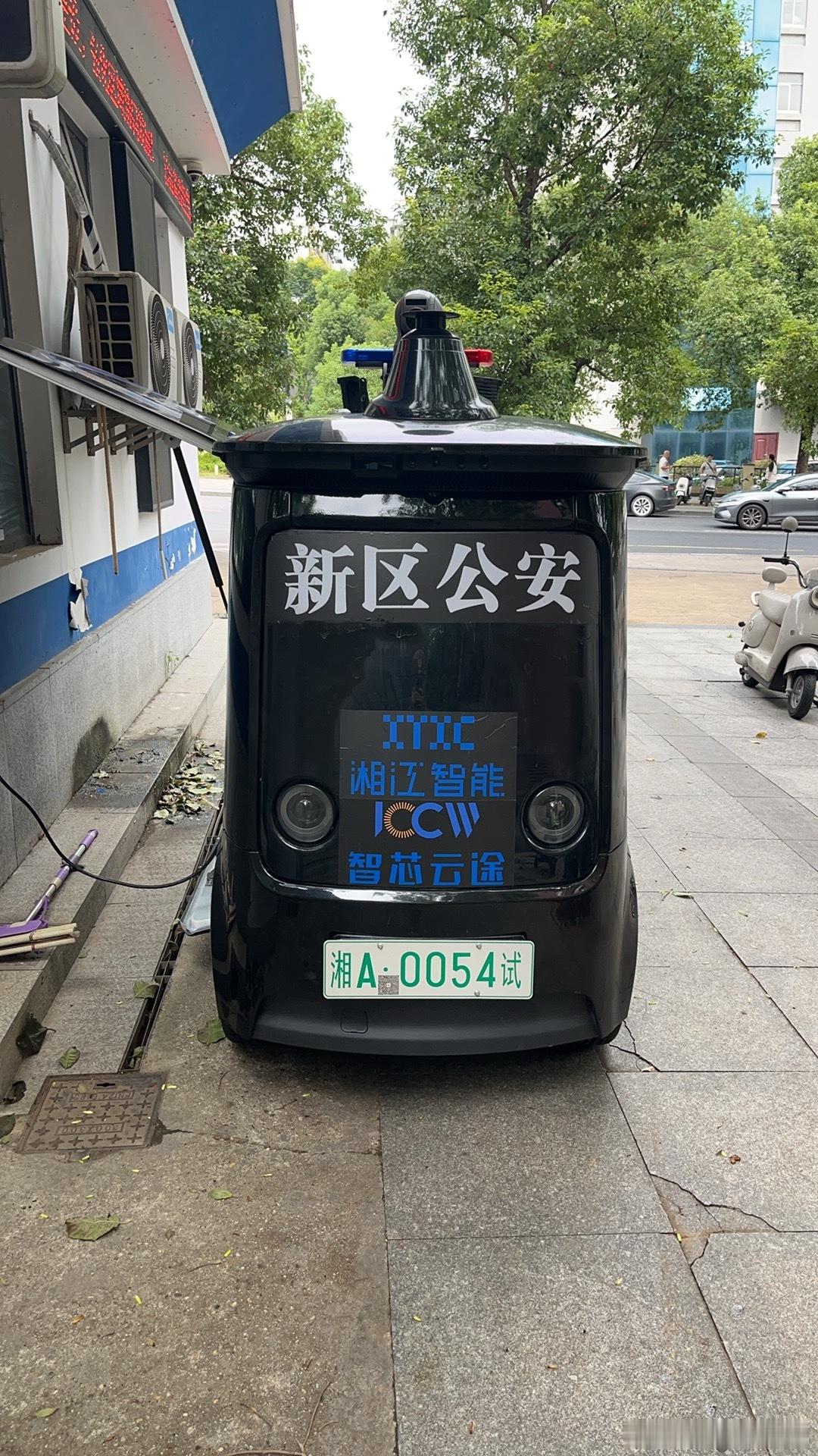 无人警察 无人快递 我们这儿都上了[可爱][可爱]以后还有啥高级的？？ ​​​