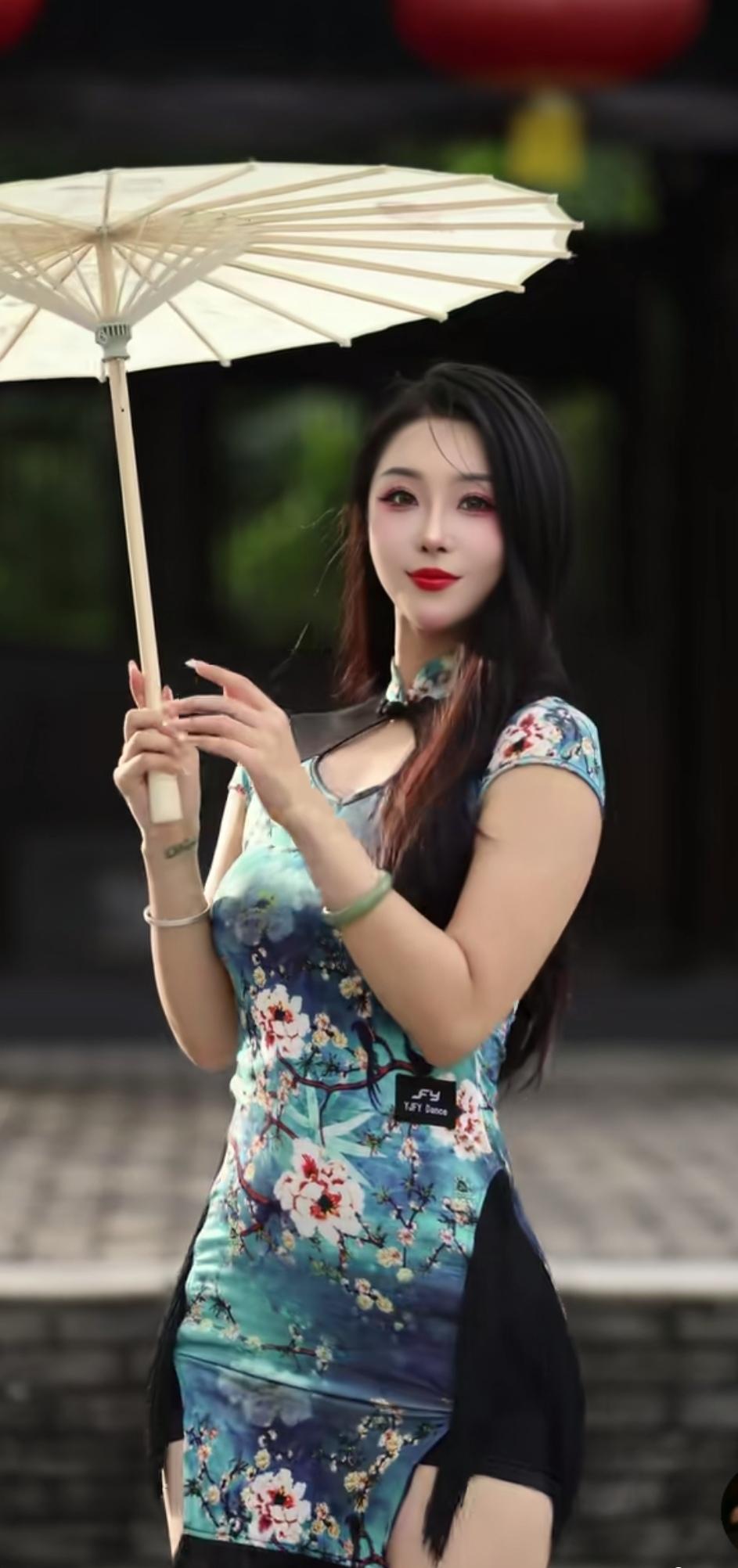 撑着油纸伞走在小雨里，青蓝色旗袍优雅的身影，是秋天黄昏的亮丽。女神户外美照分享 