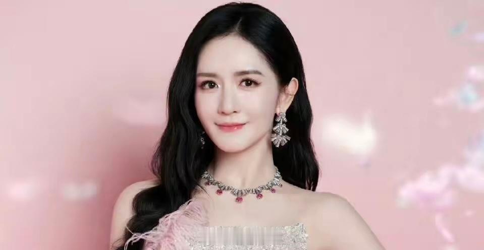 谢娜新节目娜就聊姐姐从综艺舞台的欢乐制造者，到女性故事的暖心对话者，谢娜在《娜就