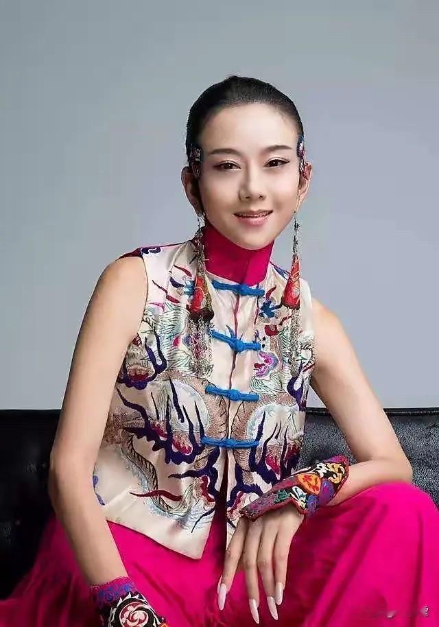 长久以来，很多人都误解了杨丽萍。大众总觉得她一生痴迷舞蹈、不近烟火，为了艺术主动