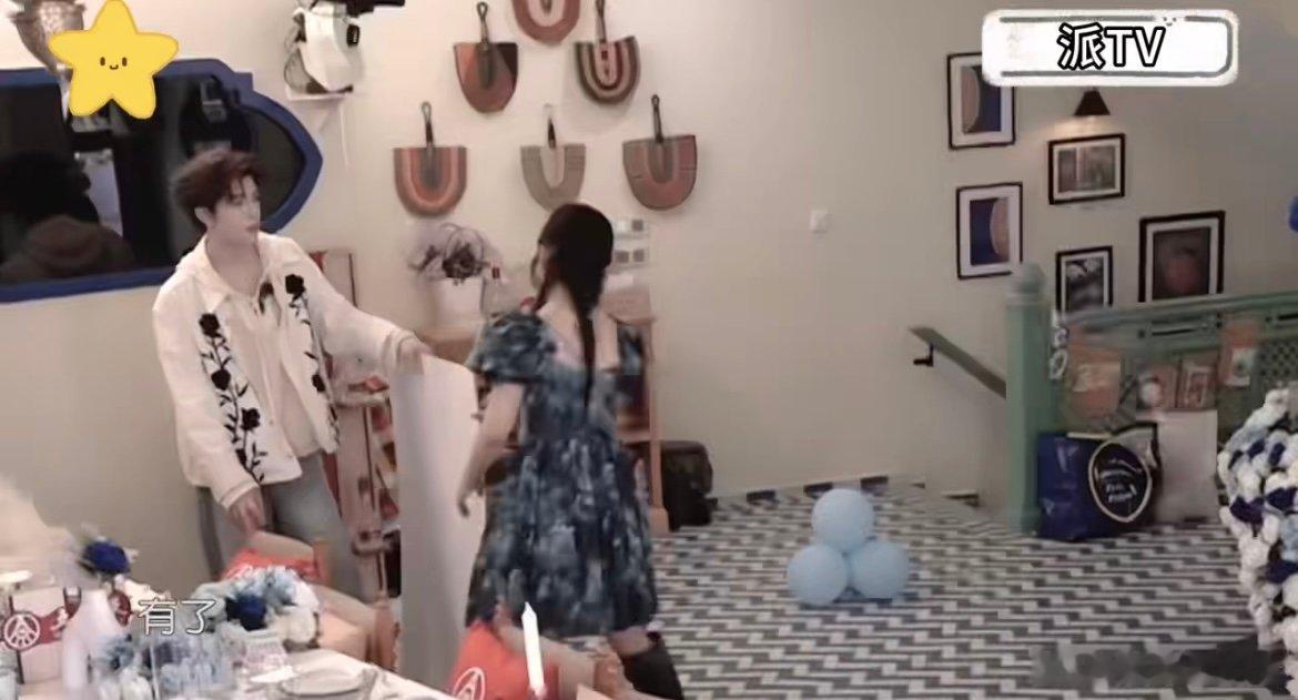 尹浩宇变沈月专属模特中餐厅名场面 谁还没被尹浩宇的“专属服务”戳中！举反光板找角