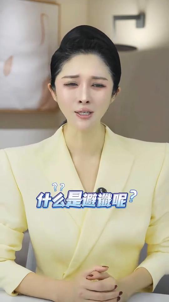 一个家庭想要往上走，首先就得学会避谶。
曹小月，主持人。
什么是避谶？就是别整天