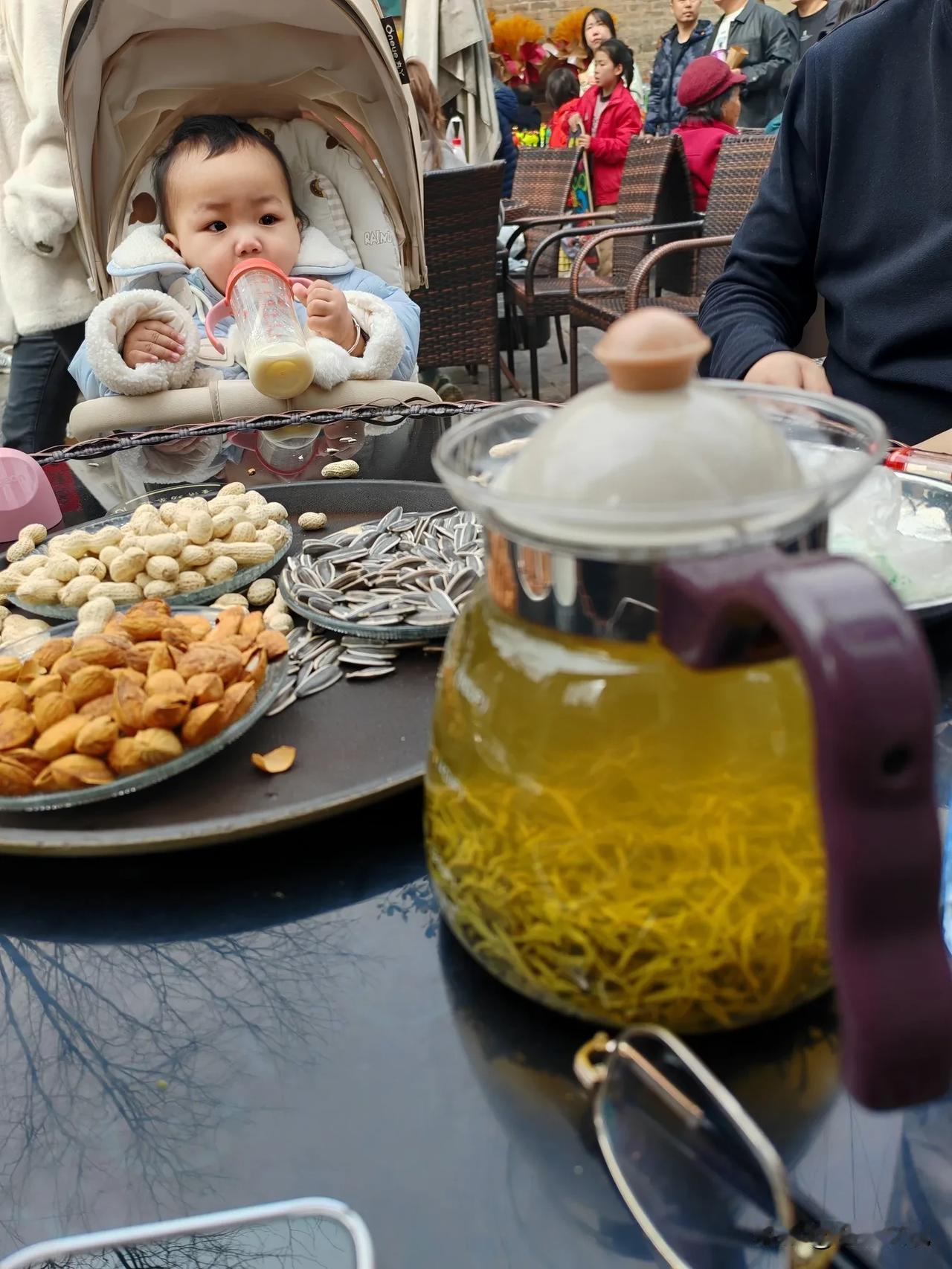 今天和孩子们一起去袁家村，人多得没地站，只能选一个茶摊。喝茶不喝茶，关键是坐下休