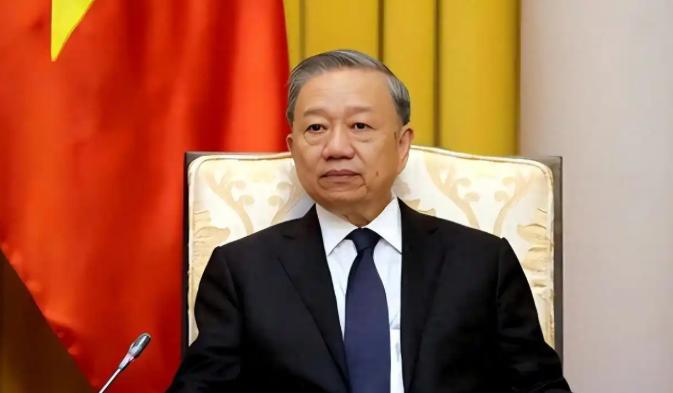 越南这回是真急眼了，连伪装都不要了。军方亲自下场，大队人马直压西南泰国湾，新设无