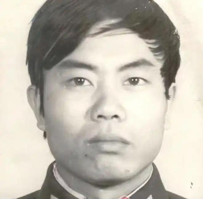 1987年，一缉毒民警，以回族老板身份打入毒贩内部，吃饭时，毒贩突然夹起一块猪肉