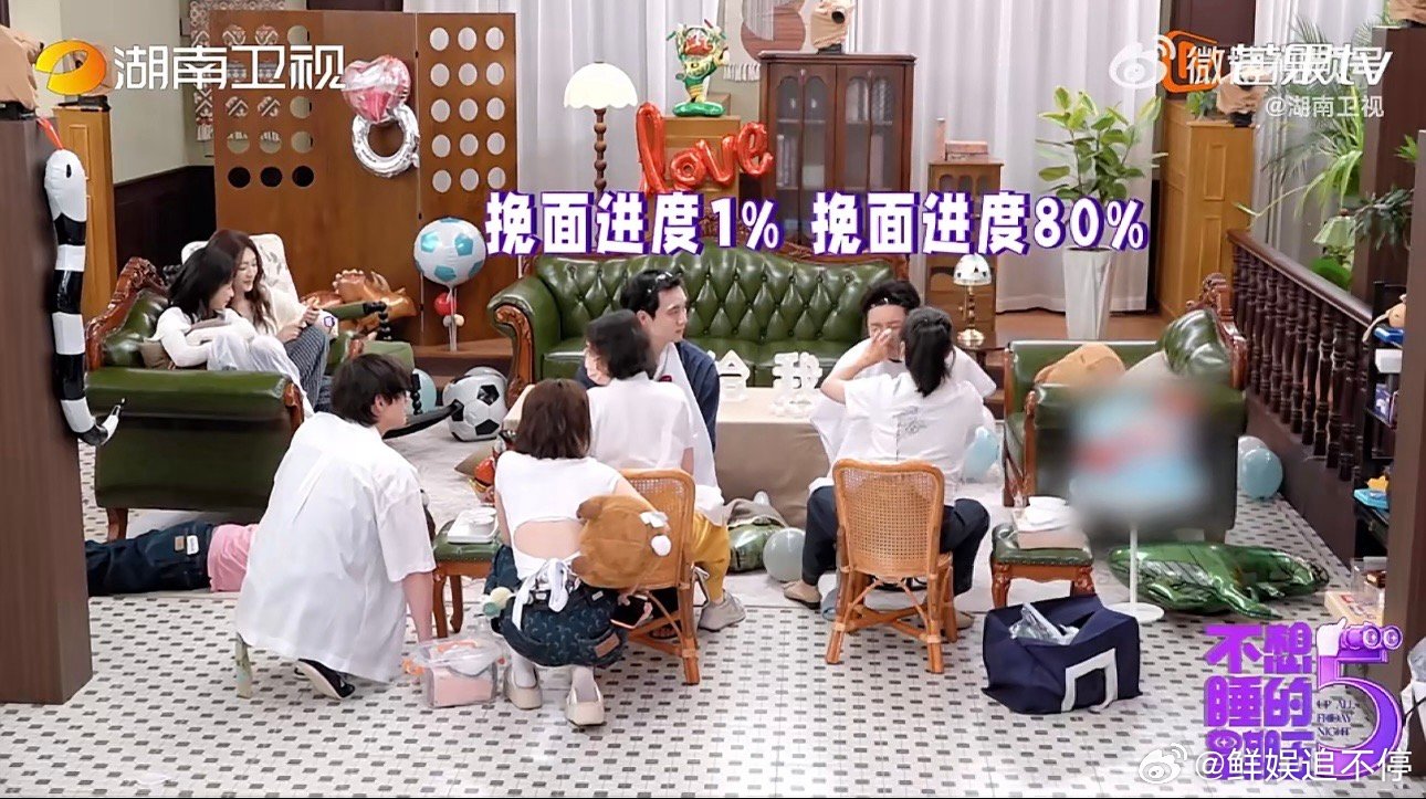 传统手艺遇上综艺嘉宾，郭京飞周翊然体验潮州挽面，有趣又涨知识，全员上桌共度周五夜