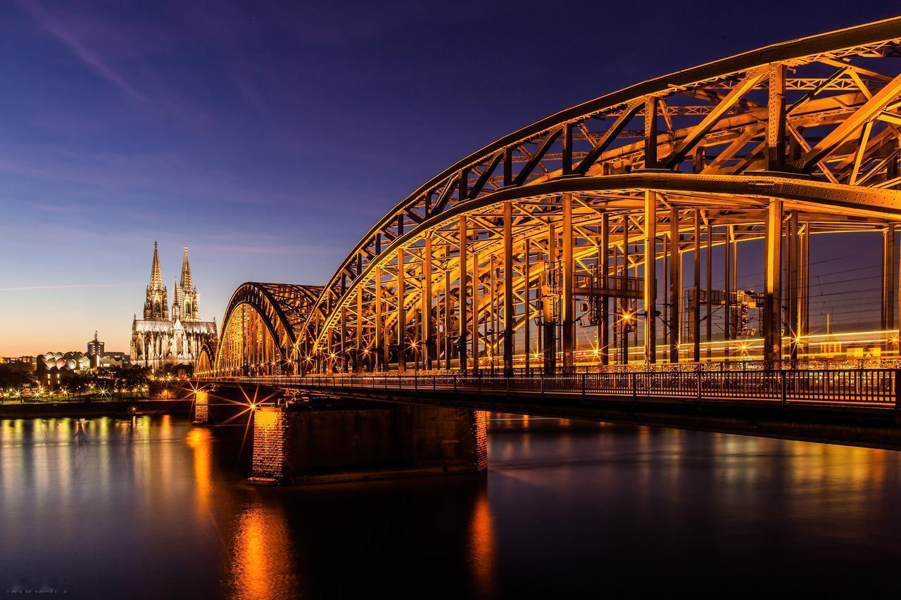 在德国加班这事儿，怕的从来不是员工，是老板。
你见过考勤机是给老板用的“紧箍咒”