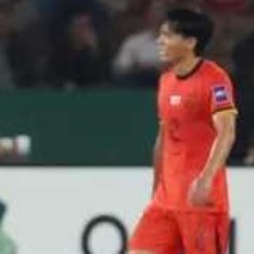 在结束海外集训后，中国国家队新任主帅邵佳一接受了《体坛周报》记者马德兴的采访。邵