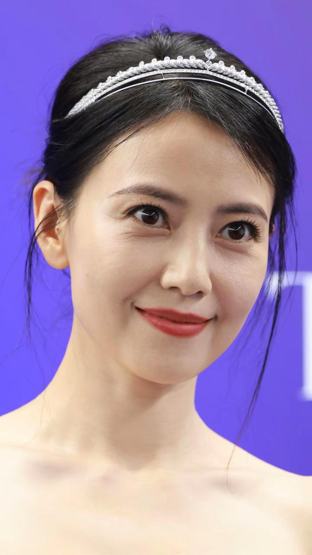 高圆圆某站台活动，无美颜无滤镜。好美呀，原图在粉丝群高圆圆 少女感 高圆圆状态 