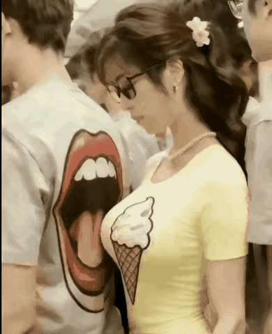 我怀疑他们两个是情侣装吧？
要么怎么会有这么巧合吗？
一个衣服后面画着嘴巴
另外