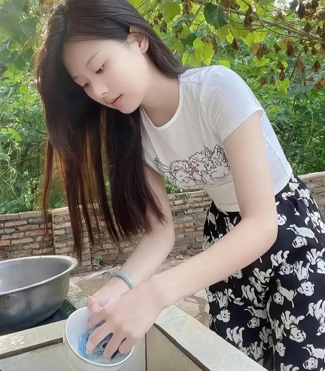 我们村里的小花，一个朴实的农村姑娘，虽然家境一般，但她的手巧和勤劳让人敬佩。她炒