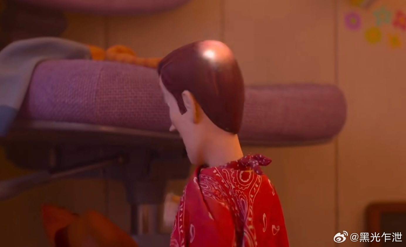 在《玩具总动员5》中，上年纪的胡迪已被盘到“秃顶”可以反光的程度： 