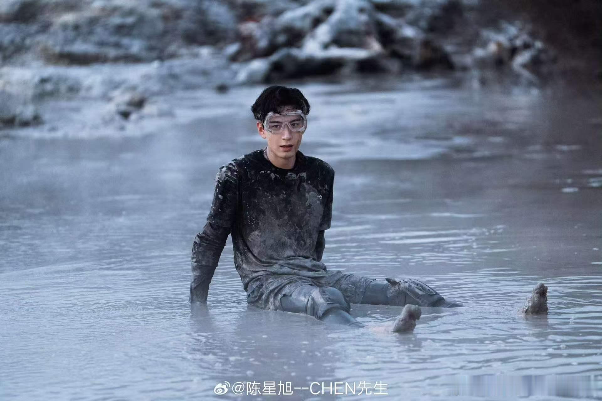 陈星旭自带毛裤别人穿秋裤陈星旭穿毛裤地球超新鲜 陈星旭被周也问穿得少，拉刘宇宁挡