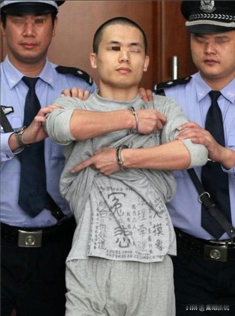 2013年，深圳市一民警李才坤被判死刑，在面对记者镜头时，他突然伸出被拷住的双手