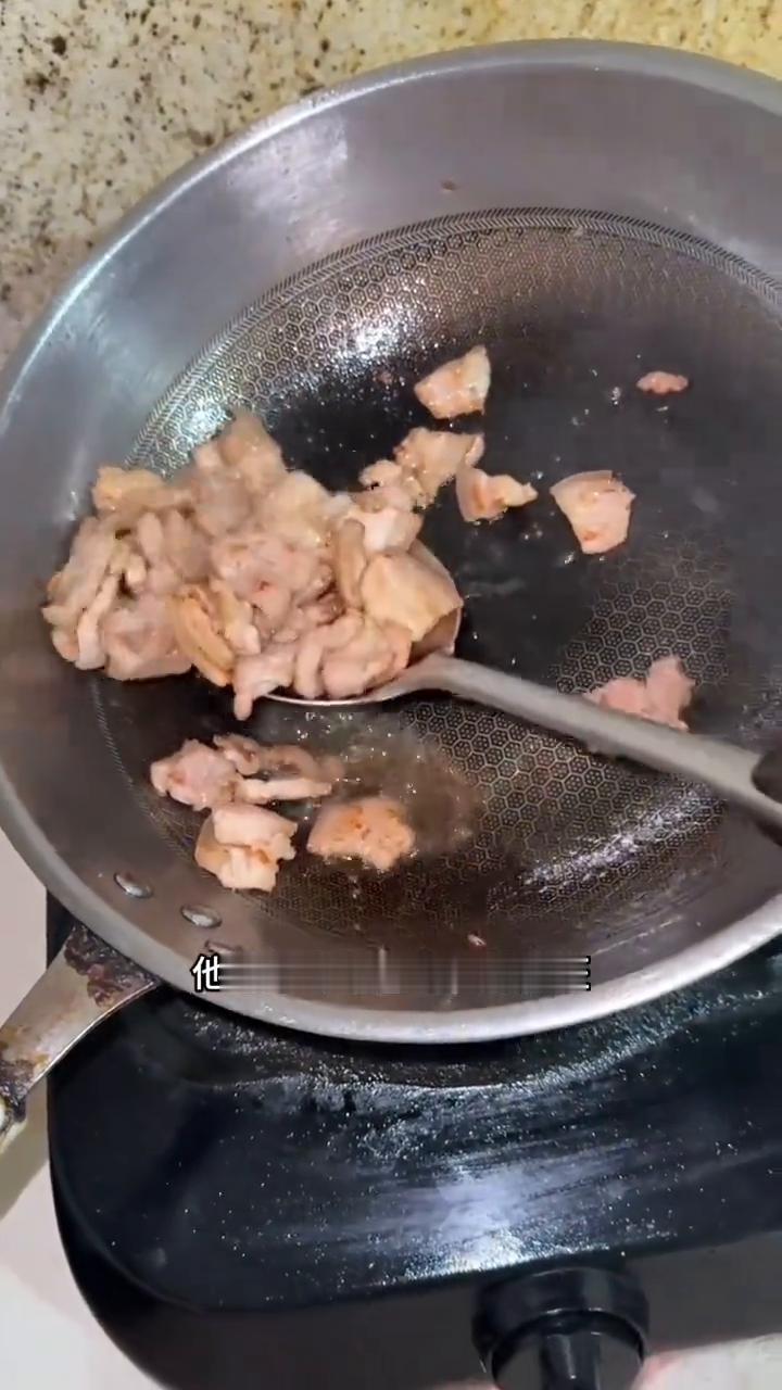 这就是月入7000左右的老公，他在家的待遇是这样的。
这就是我的老公，每月收入7