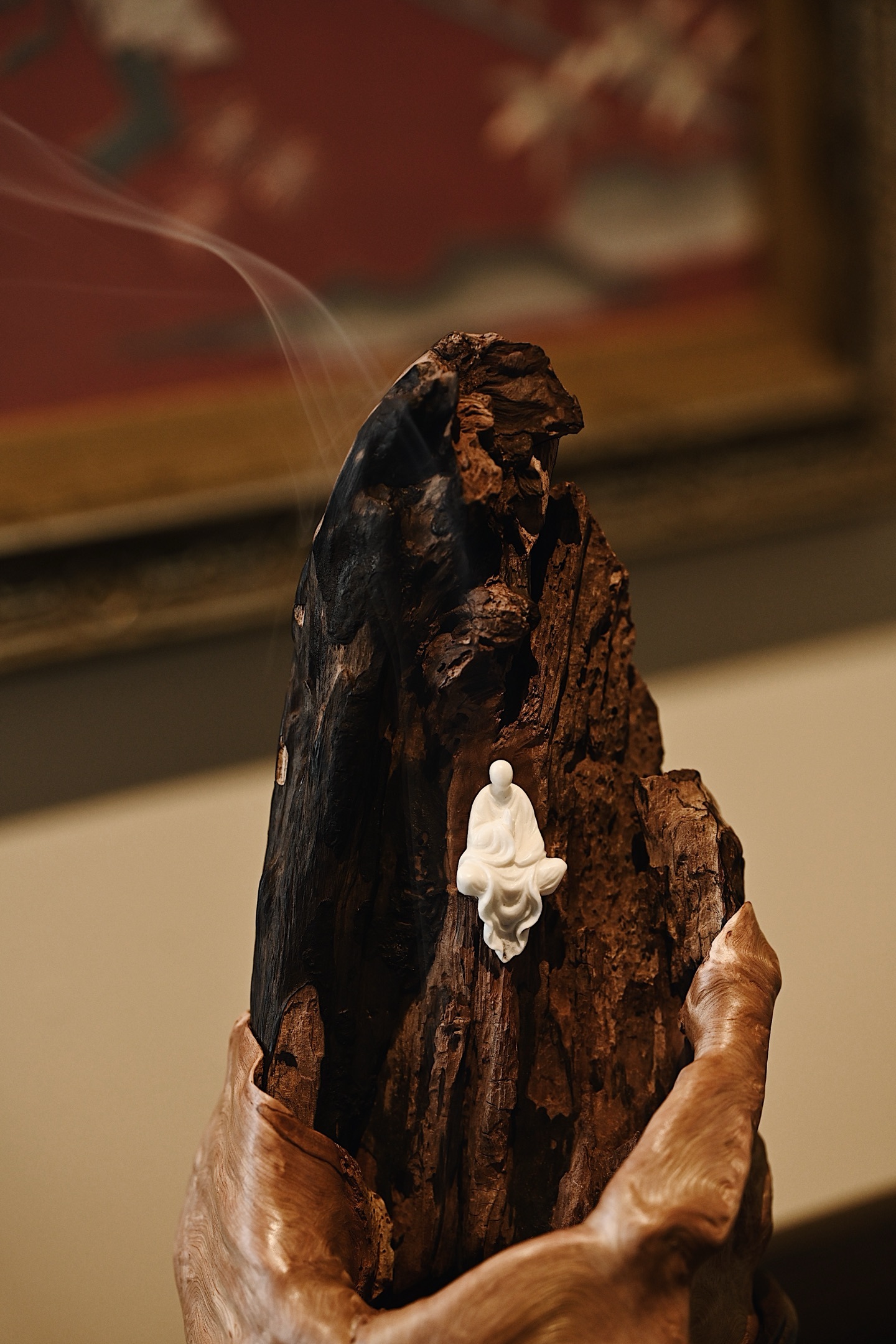 荔枝木×鹿角 | 空山禅寂 香炉以天然枯木为主体，随形取势，纹理如崖壁嶙峋，无相