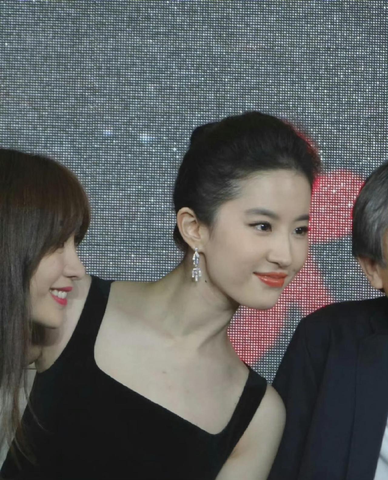 好可爱的神仙姐姐刘亦菲 [害羞]