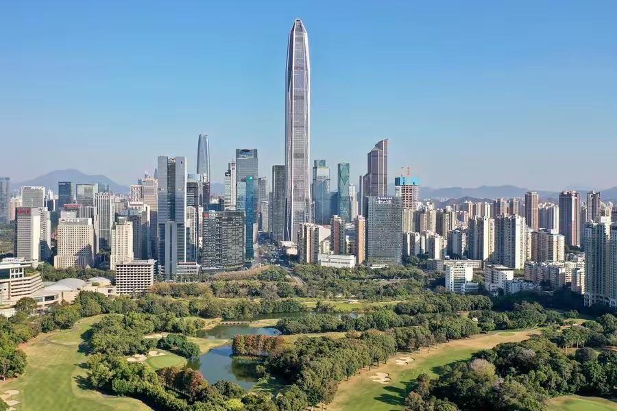 从深圳飞到杭州，落地那一刻我脑子还在地铁换乘图里转。结果大巴一拐进市区，窗外绿得