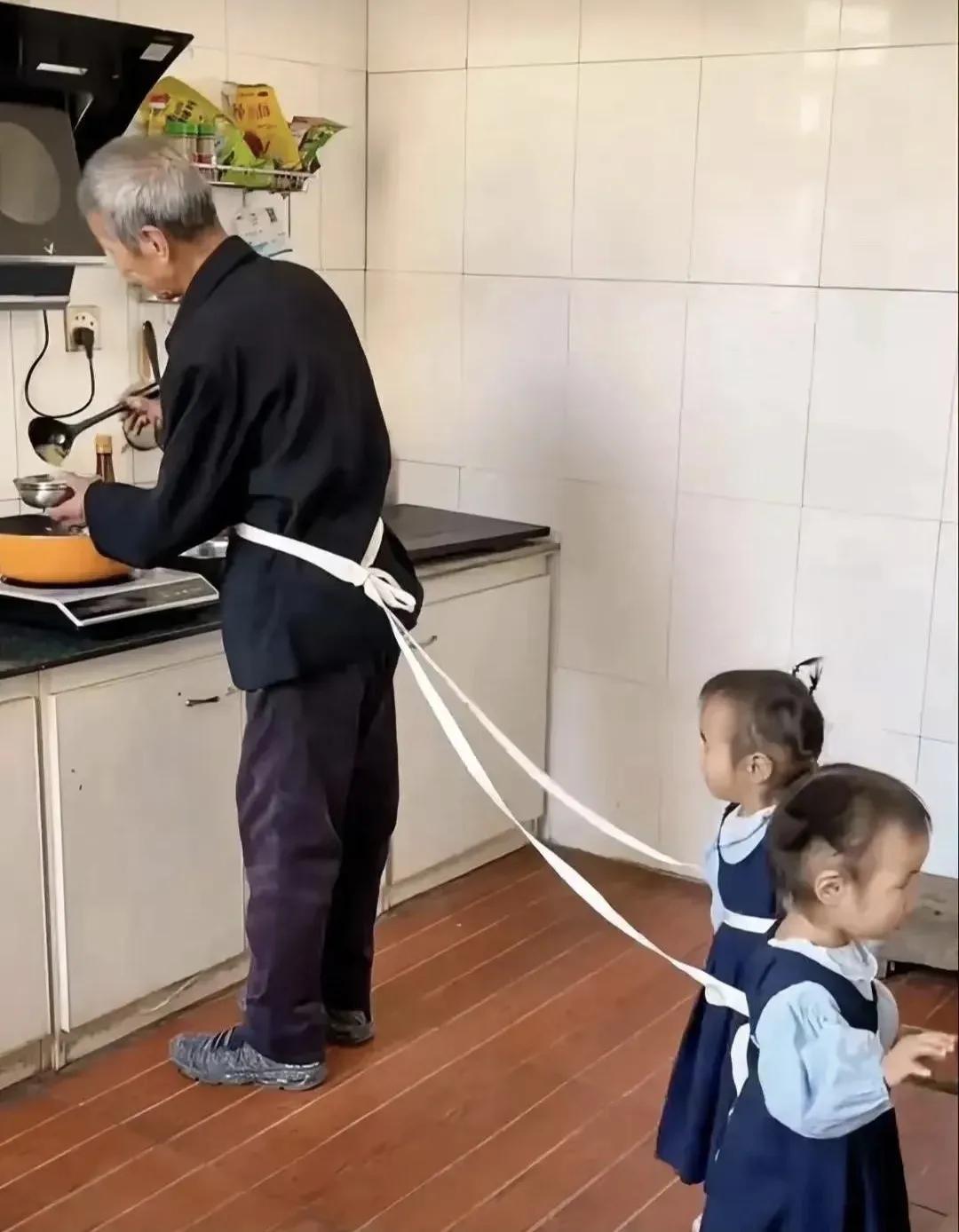给所有当公公的老弟兄们的几句忠言：
1，即使自己受了儿媳妇的委屈，也不要在儿子面