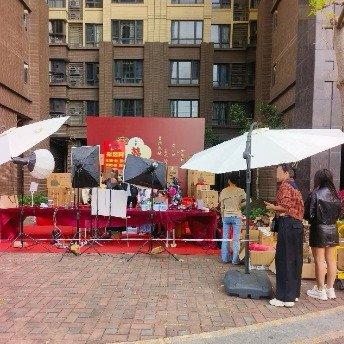 新婚网红小区直播带货遭叫停！物业否认收费，网友：结婚也别扰邻
 
这操作真是让人