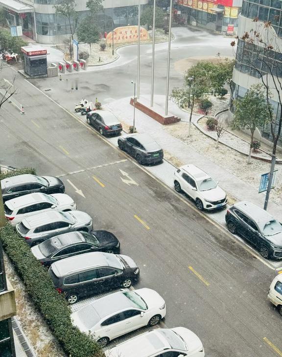 长沙 2026 年的第一场雪！浅下了但没完全下
长沙终于下雪了❄只是就是薄薄一层