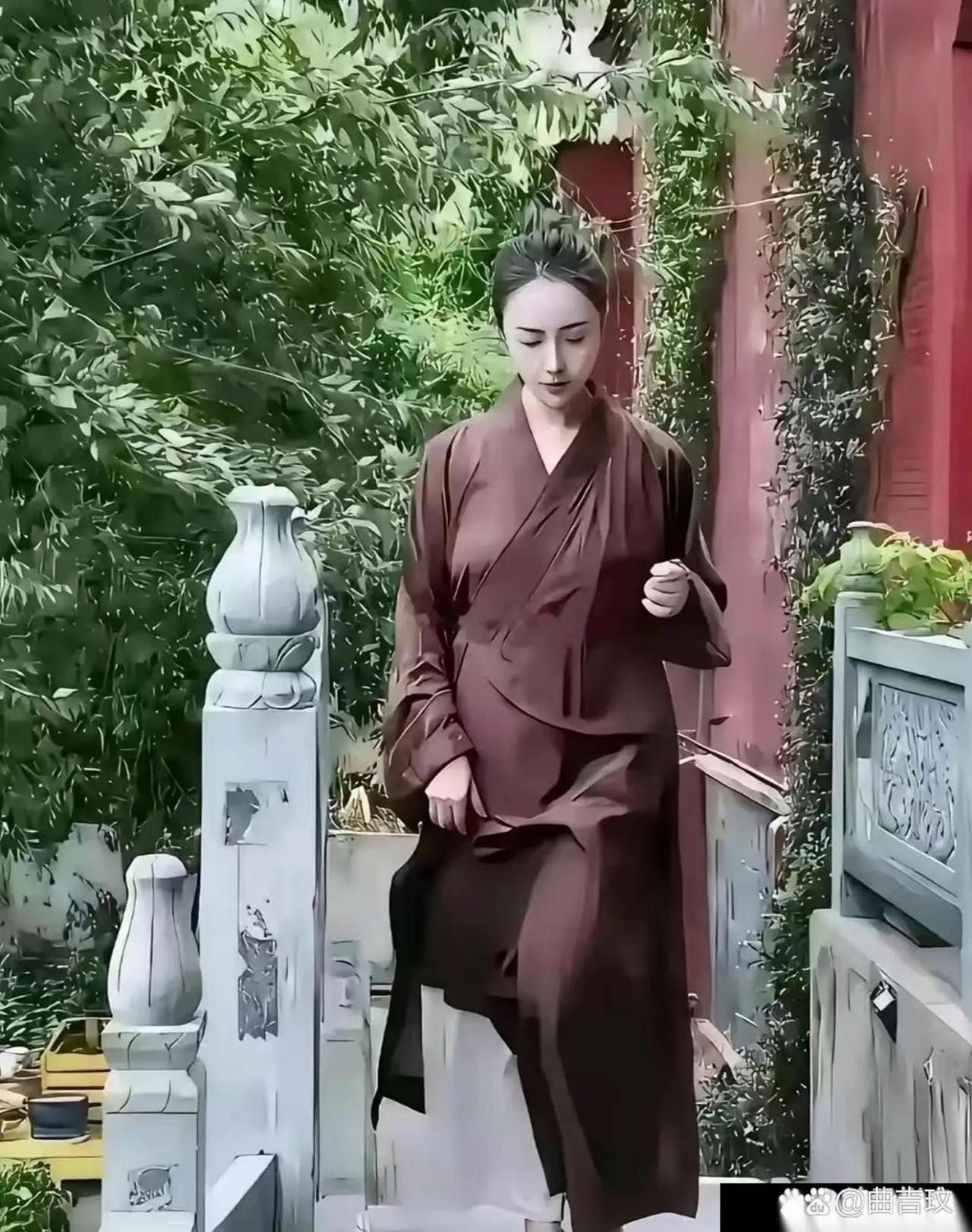 现在庙里的尼姑个个都是高颜值高学历，条件这么好，为什么非要选择步入空门呢？ 