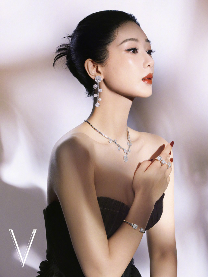 V杂志高层谈杨紫终于迎来了她的时代杨紫终于迎来了她的时代V杂志高层表示，优秀女演