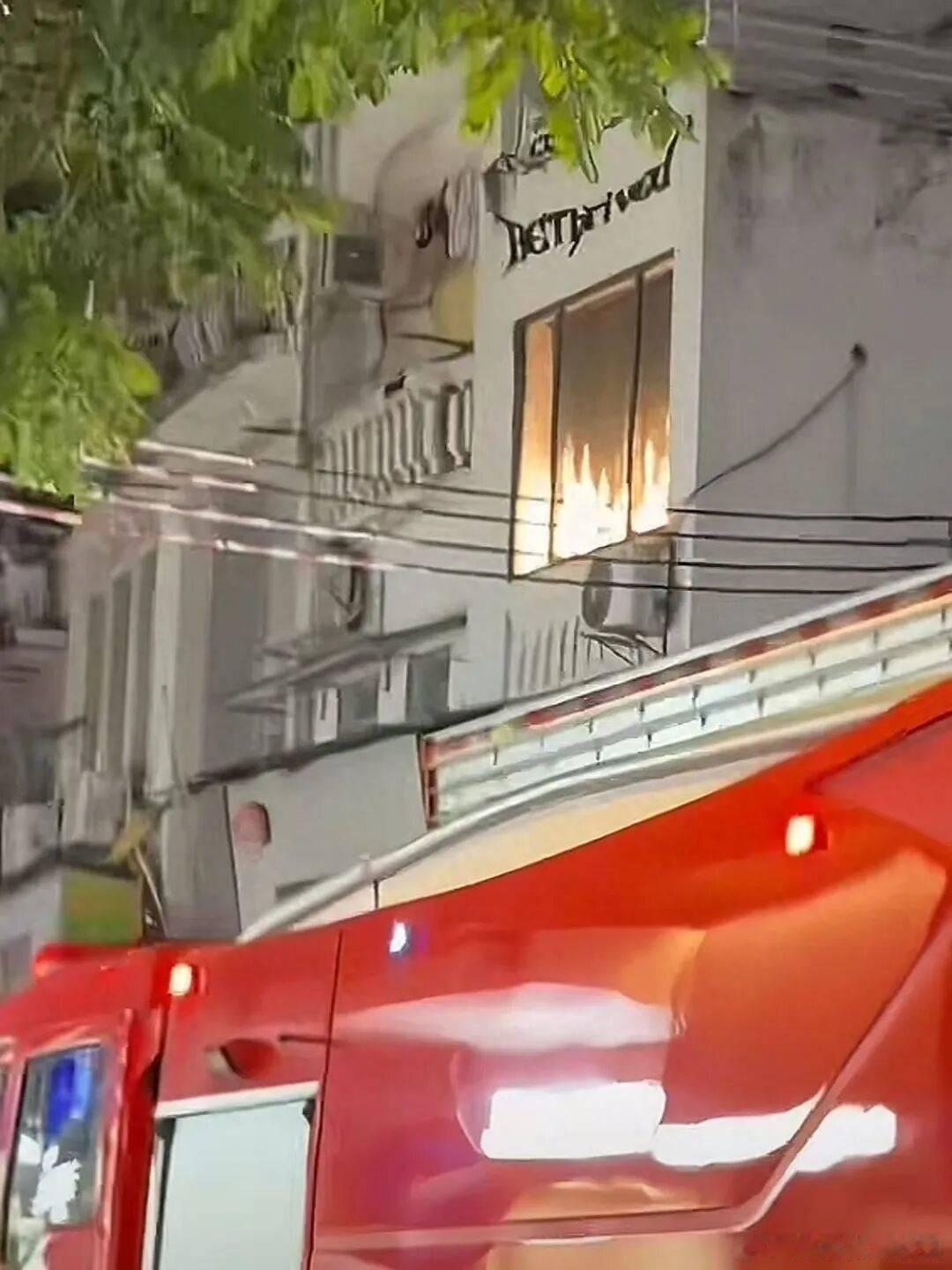 广州一商户悬挂动态火焰LED屏，致5辆消防车现场“救援”，街道办已要求商户整改，