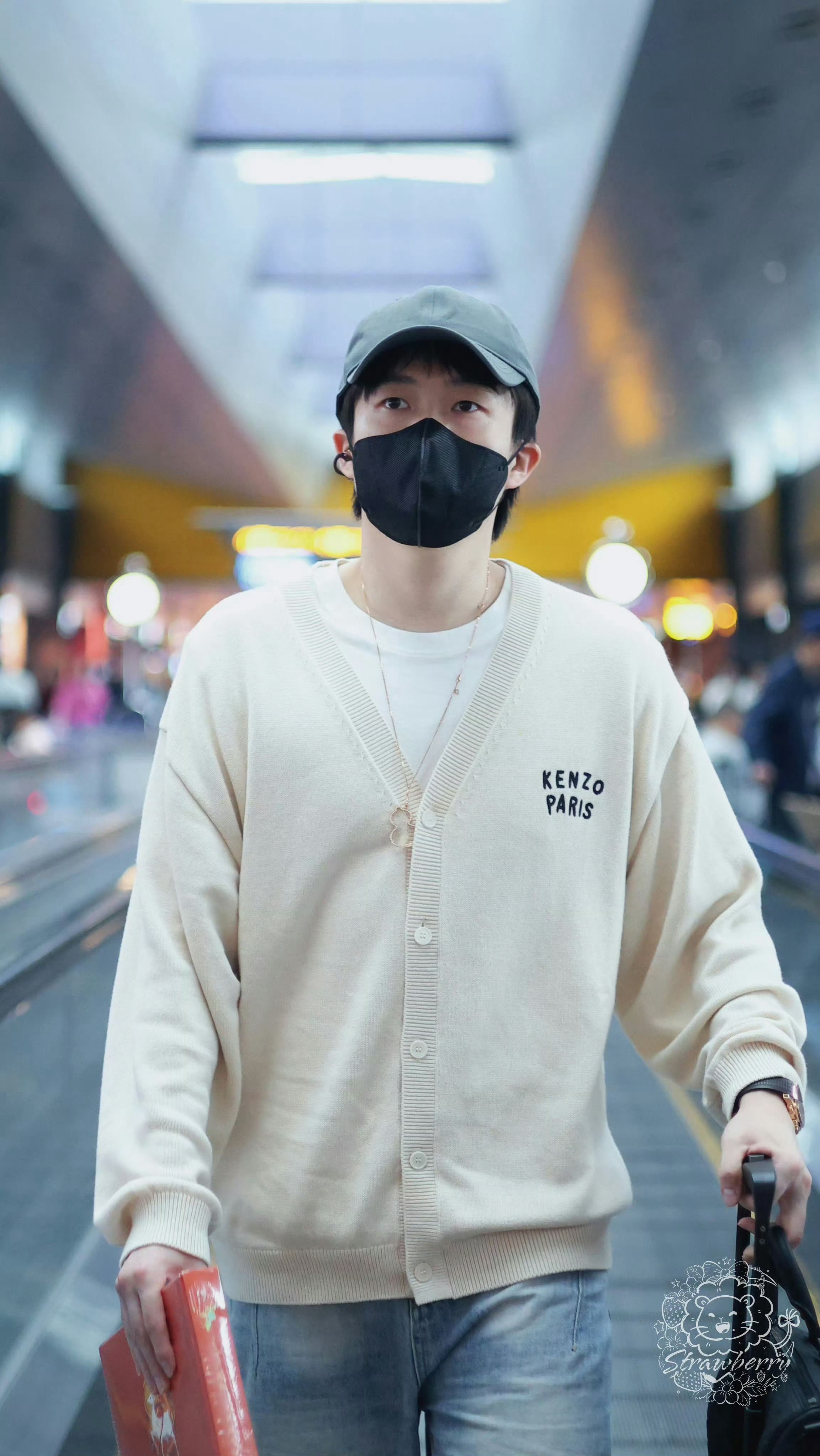 王楚钦最新机场Look演绎Louis Vuitton、Qeelin、Kenzo单